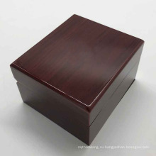 Высокая глянцевая коричневая деревянная ваша коробка для подарка